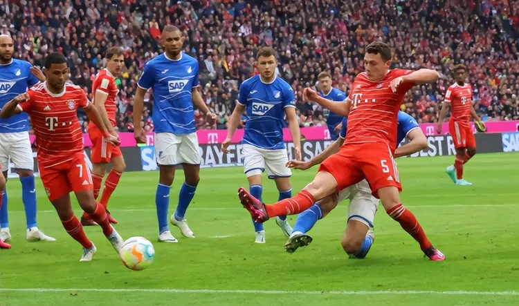 关于西亚卡姆爆冷击败拜仁，精彩发挥引爆全场！的信息